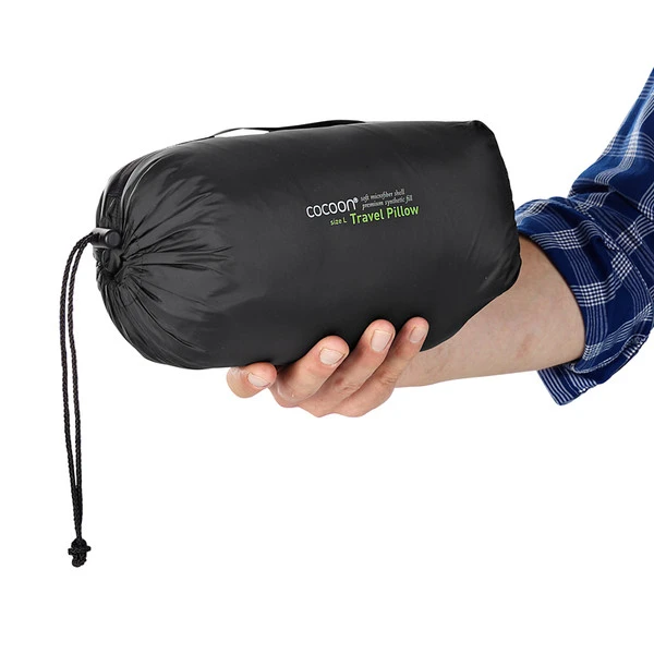 Cocoon TRAVEL PILLOW, SYNTHETISCHE FÜLLUNG, NYLON/MIKROFASERHÜLLE Kissen SMOKE GREY/CHARCOAL 6 Cocoon TRAVEL PILLOW, SYNTHETISCHE FÜLLUNG, NYLON/MIKROFASERHÜLLE Kissen SMOKE GREY/CHARCOAL – Bild 4